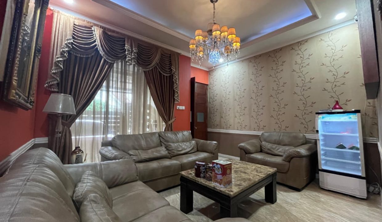 DIJUAL RUMAH MEWAH TAMAN ROYAL TANGERANG  (4)